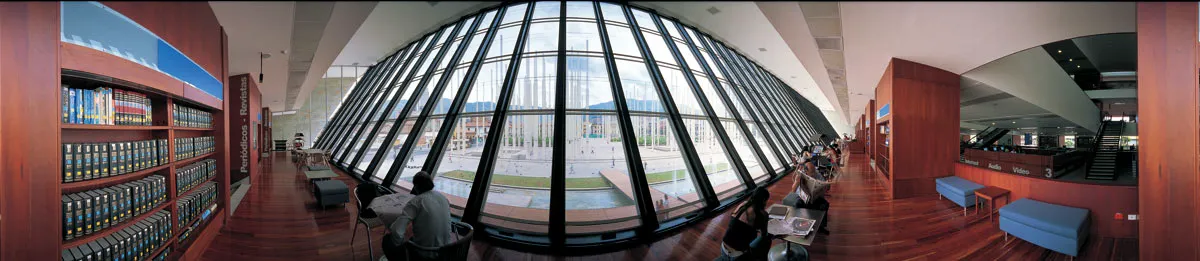 Biblioteca EEPPM. Tras el ventanal, plaza Cisneros. Miguel Salazar