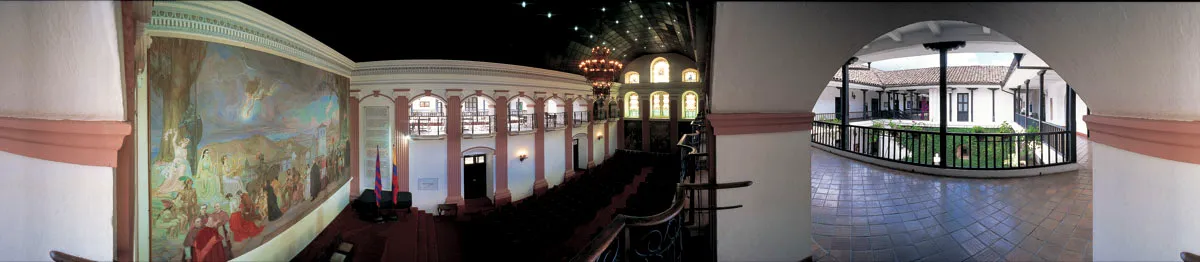 Paraninfo Francisco José de Caldas, aula máxima de la Universidad del Cauca. A la izquierda, óleo Apoteosis de Popayán, del artista Efraín Martínez; a la derecha, patio Simón Bolívar. Miguel Salazar