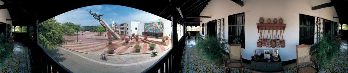 Escultura de Rodrigo Arenas Betancourt, iglesia de la Concepción y mural Leyenda vallenata de Germán Piedrahita en la Plaza Alfonso López Pumarejo, visto desde el balcón de la Casa Pavajeau, Valledupar. Miguel Salazar