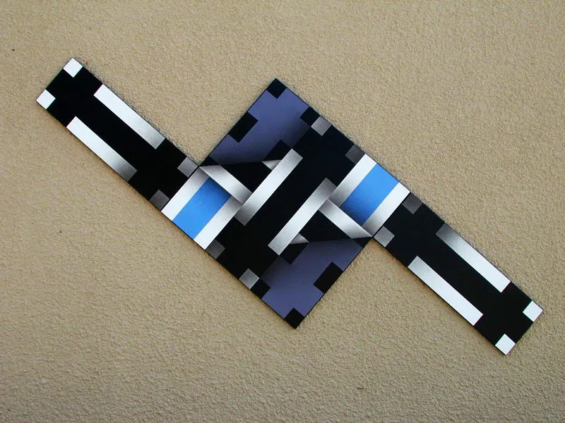 Criatura abisal w 2003 / Acrílico sobre lienzo / 297 x 99 cm / Museo Rayo