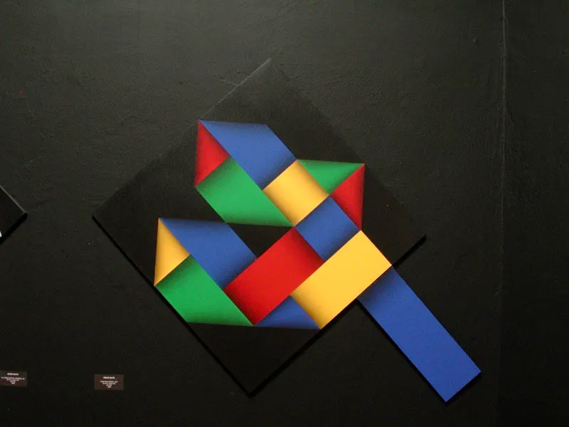 Crisálida del arrebol XXX / 2001 / Acrílico sobre lienzo / 176 x 101 cm / Museo Rayo