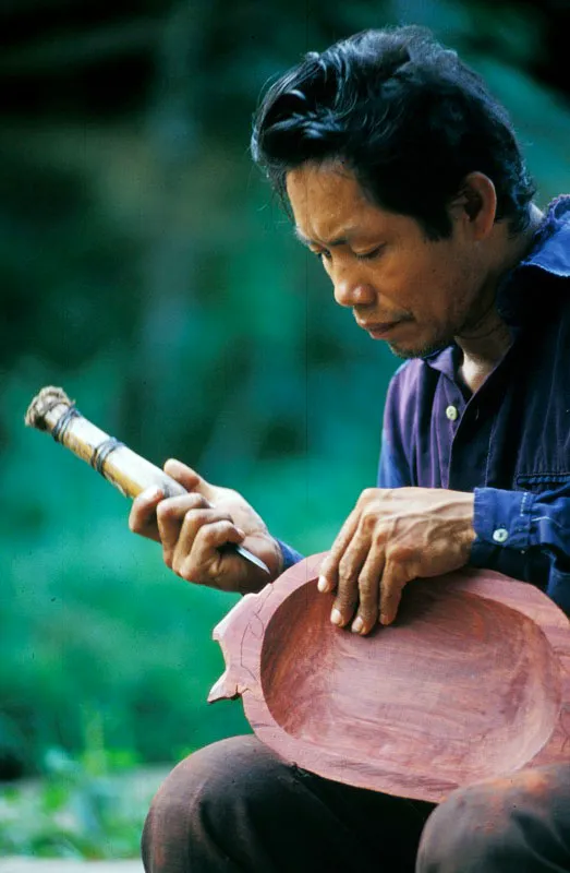 Artesano ticuna con palo sangre. Francisco Nieto