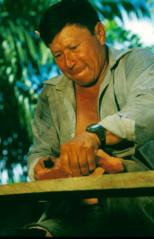 Artesano ticuna con palo sangre. Francisco Nieto