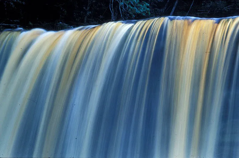 Cada de agua.  Andrs Hurtado