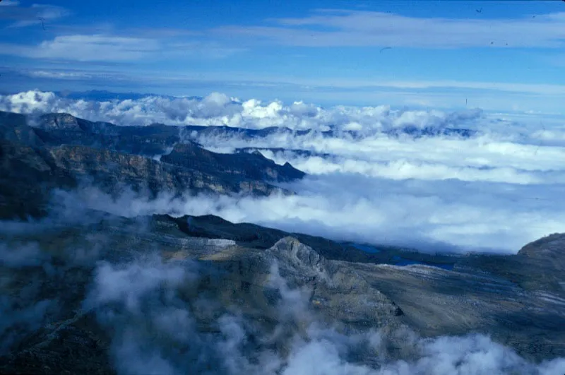 Por su gran altura, los picos de la sierra se cubren de nubes. Carlos Castaño