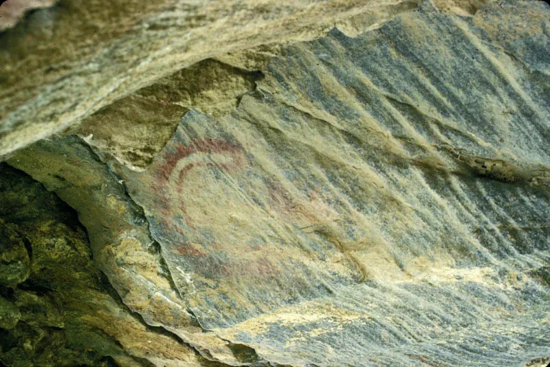 Restos de pictografa sobre piedra.  Carlos Castao