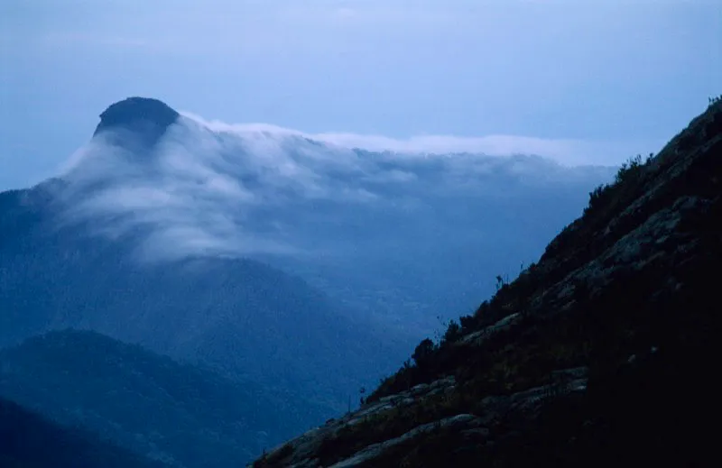 Uno de los picos rodeado de niebla. Aldo Brando