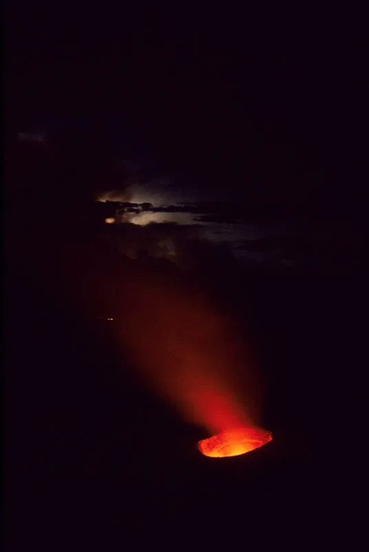 Cráter del volcán Galeras y, al fondo, las luces de la ciudad de San Juan de Pasto. Aldo Brando