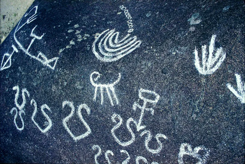 Detalle de pictogramas en piedra.
Carlos Castaño
