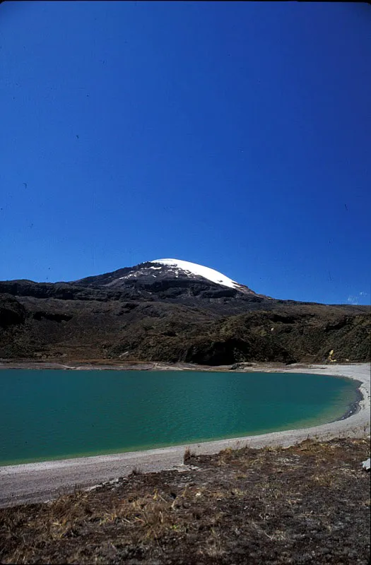 Volcán Santa Isabel y laguna glaciar. Andrés Hurtado