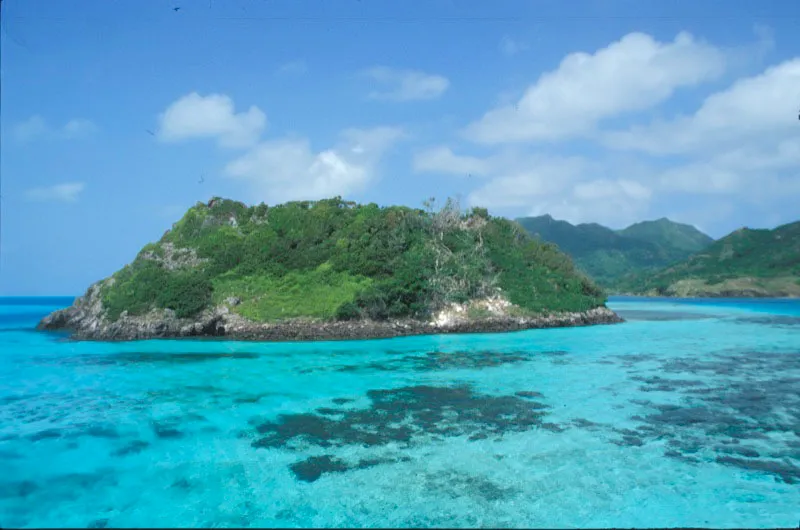 Uno de los Tres Hermanos. Al fondo, isla de Providencia. Miguel Salazar