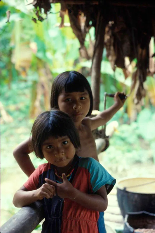 Niñas embera de la macrofamilia lingüística chocó-karib.
José Fernando Machado