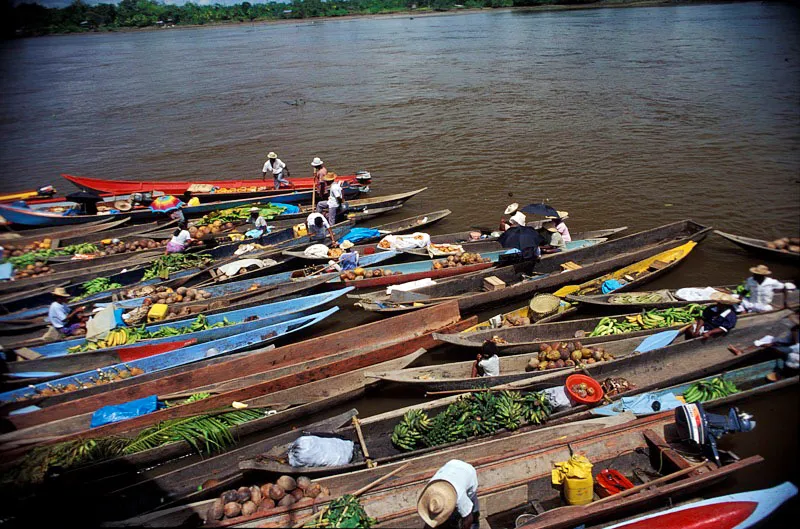 Panorámica de un día de mercado en Bocas de Satinga, municipio Olaya Herrera. Andrés Hurtado