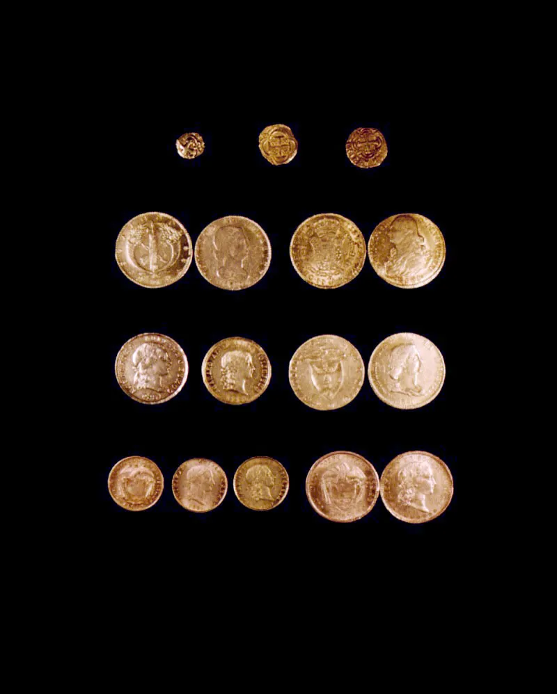 Serie de monedas colombianas, desde las macuquinas coloniales hasta las de la República. La moneda macuquina continuó usándose hasta fines de los años 40 del siglo XIX.