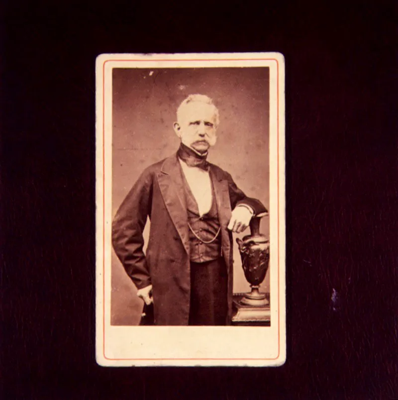 Tomás Cipriano de Mosquera, fotografía tomada durante la Convención de Rionegro, 1863. En 1861 instauró el curso forzoso de los billetes emitidos por su gobierno, por primera vez en la historia nacional, por un breve período.