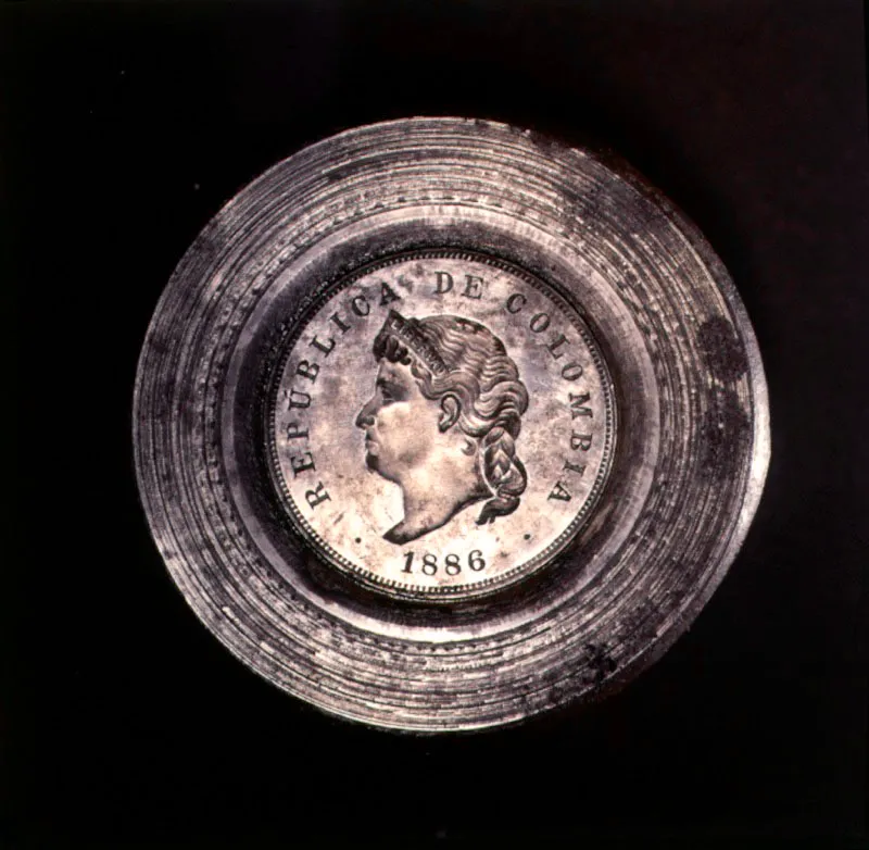 Matriz original de la moneda de cincuenta centavos, conocida como “cocobola”, con la efigie de Soledad Román de Núñez.