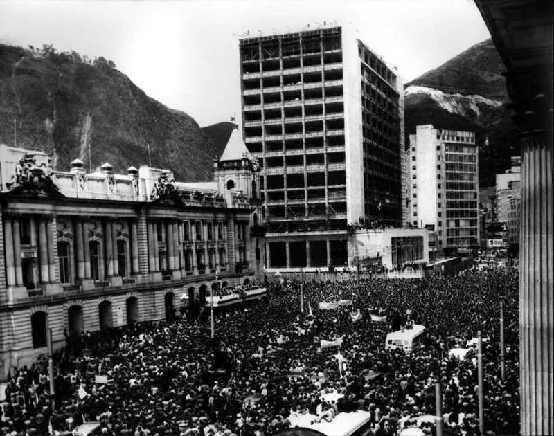 Manifestacin de apoyo al nuevo gobierno tras la cada de Gustavo Rojas Pinilla. Al fondo edificio del Banco de la Repblica, en plena construccin. 