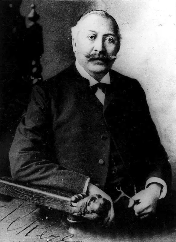 Rafael Reyes (1904-1909) dentro de un amplio programa de estabilización macroeconómica y de estímulo al crecimiento su gobierno impulsó la creación del Banco Central en 1905.