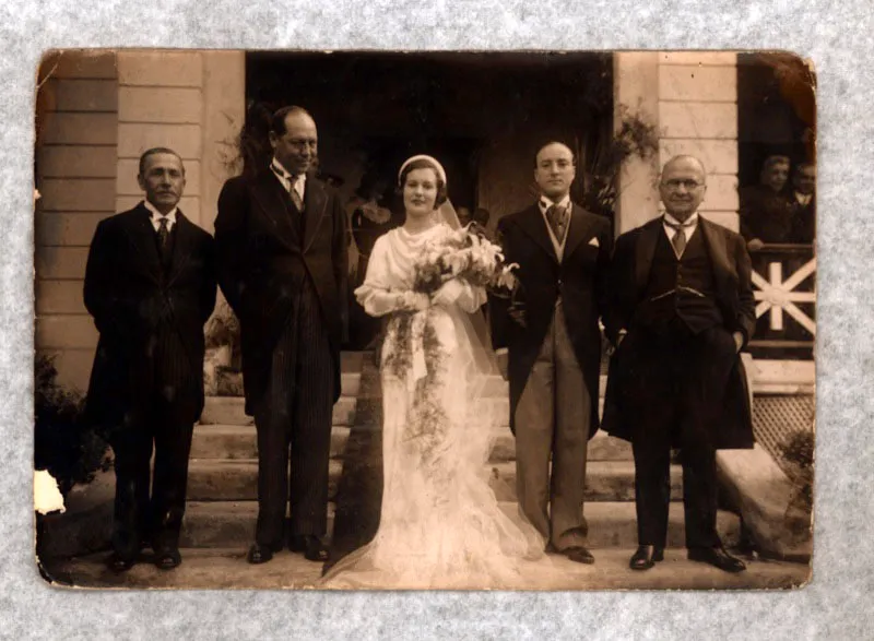 El Presidente Enrique Olaya Herrera (1930-1934). Al inicio de su gobierno Olaya intentó mantener el patrón oro, pero el desarrollo de los acontecimientos internacionales y la fuerte recesión interna lo obligaron a abandonar la ortodoxia monetaria y emprender una vigorosa política anticíclica. Aquí en la boda del hijo de Esteban Jaramillo, lo acompaña Miguel Abadía Méndez.