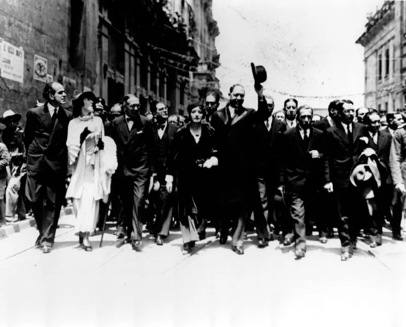 Enrique Olaya Herrera marcha hacia el capitolio, el día de su posesión. En la foto, de izquierda a derecha: Jaime Jaramillo Arango y señora, Alfonso López P., Alberto Pumarejo, María Londoño de Olaya, Alfonso Araujo, el nuevo Presidente, Francisco J. Chaux, Esteban Jaramillo y Eduardo Santos.