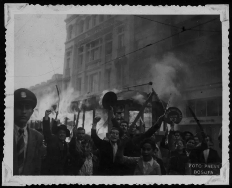 Multitud enardecida quema un tranvía durante los desórdenes del 9 de abril de 1948 en Bogotá.