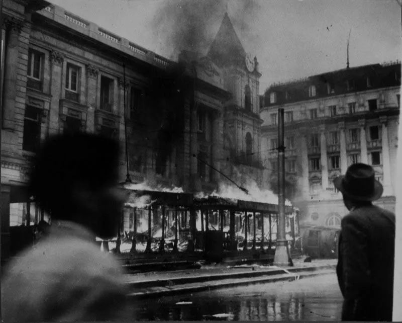 Tranvía incendiado frente a la Gobernación de Cundinamarca. Al fondo el Hotel Granada, donde más tarde se levantaría el edificio del Banco de la República. Bogotá 9 de abril de 1948.