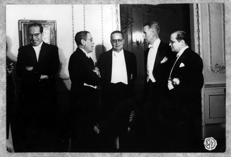 Eduardo Santos (1938-1942). Durante el mandato de Santos se redefinió la unidad monetaria nacional en virtud de la cual el Banco de la República entregó recursos al gobierno para la cancelación de la deuda interna, la creación de la cuenta especial de cambios y el financiamiento de los gastos ordinarios del gobierno.