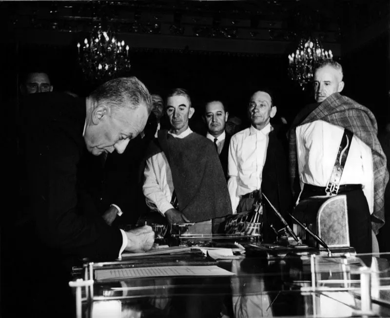 Alberto Lleras (1945-1946; 1958-1962) primer Presidente del Frente Nacional firmando la ley de reforma agraria en 1961.  