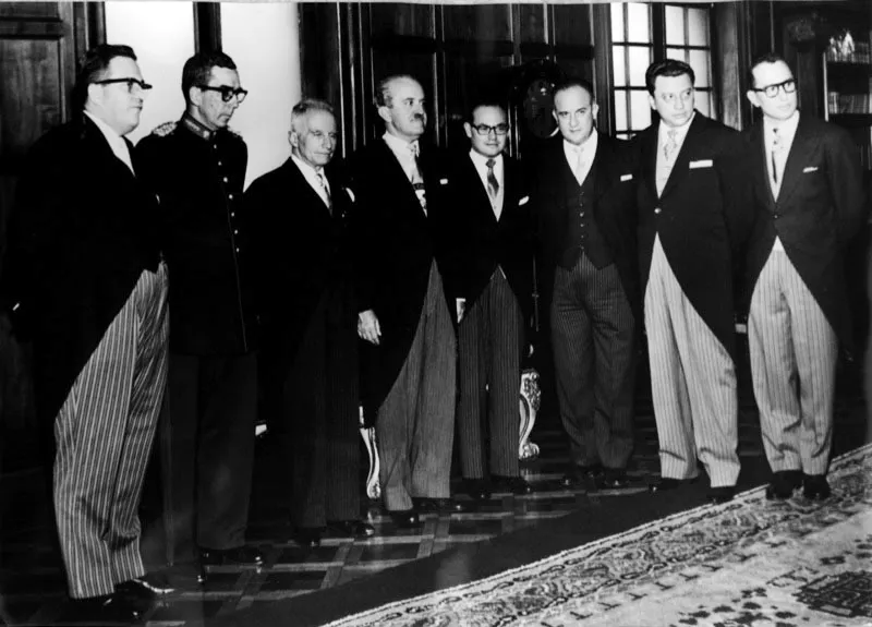 Guillermo Len Valencia con algunos miembros de su gabinete: Jos Antonio Montalvo, Hctor Charry Samper y Marco Alzate Avendao. 