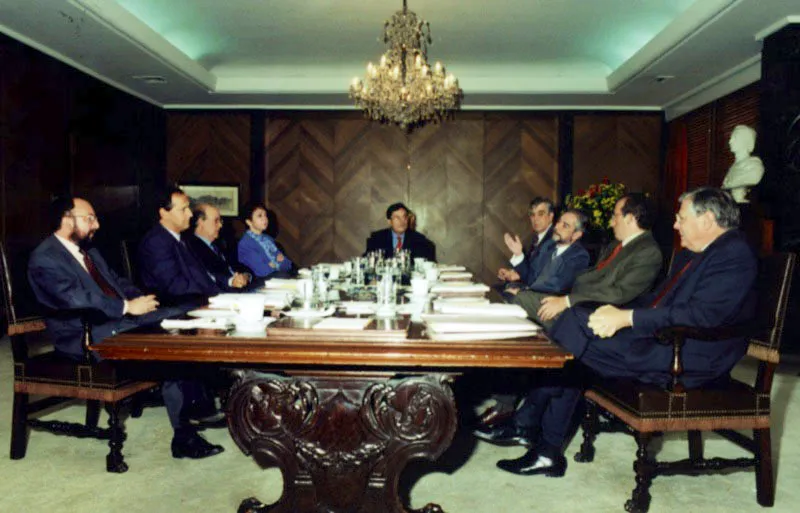 Reunión de la junta directiva del Banco de la República, 1998. De izquierda a derecha: Antonio
Hernández Gamarra; Juan Camilo Restrepo; Roberto Junguito; Sara Ordóñez, Superintendente Bancaria; Gerardo Hernández Correa, Secretario de la Junta; Salomón Kalmanovitz; Luis Bernardo Flórez; Leonardo Villar; Miguel Urrutia.