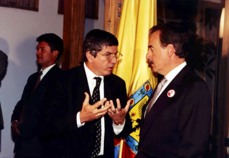 Csar Gaviria (1990-1994). Aceler el proceso de apertura econmica, en medio de una fuerte revaluacin de la tasa de cambio. La Constitucin de 1991 consagr la independencia del Banco de la   Repblica frente al gobierno. 