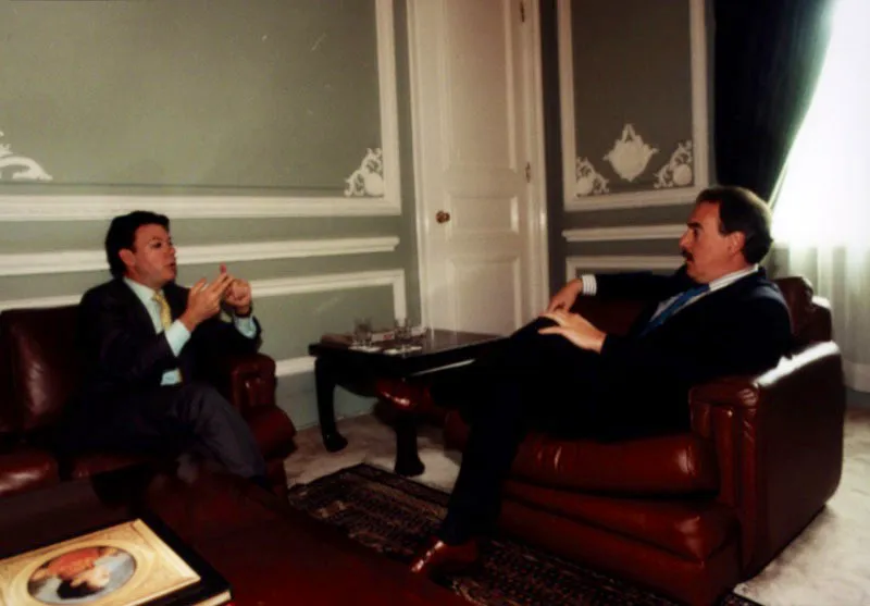 Andrs Pastrana (1998-2002) con Juan Manuel Santos, ministro de Hacienda. La bsqueda del equilibrio macroeconmico ha orientado las principales decisiones econmicas de su gobierno.  