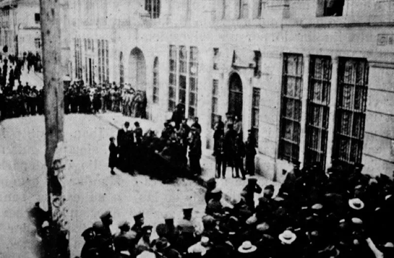Escena del pánico financiero desatado por la quiebra del Banco López, julio de 1923. Fila ordenada a la entrada del Banco. Cromos, julio de 1923.