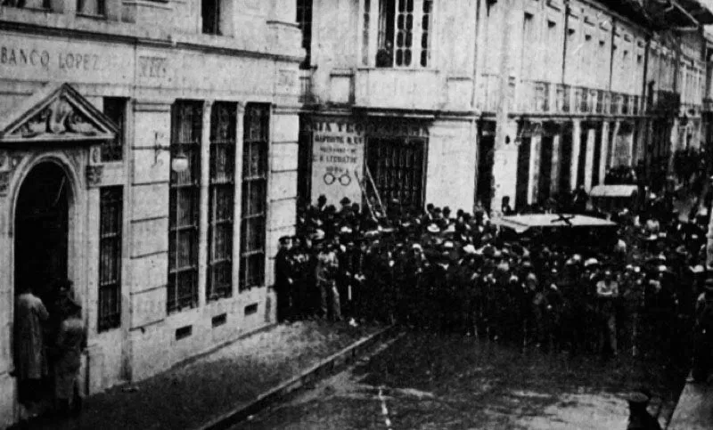 Escena del pánico financiero desatado por la quiebra del Banco López, julio de 1923. Llegada de los camiones cargados con billetes para atender el pago de los depósitos. Cromos, julio de 1923.