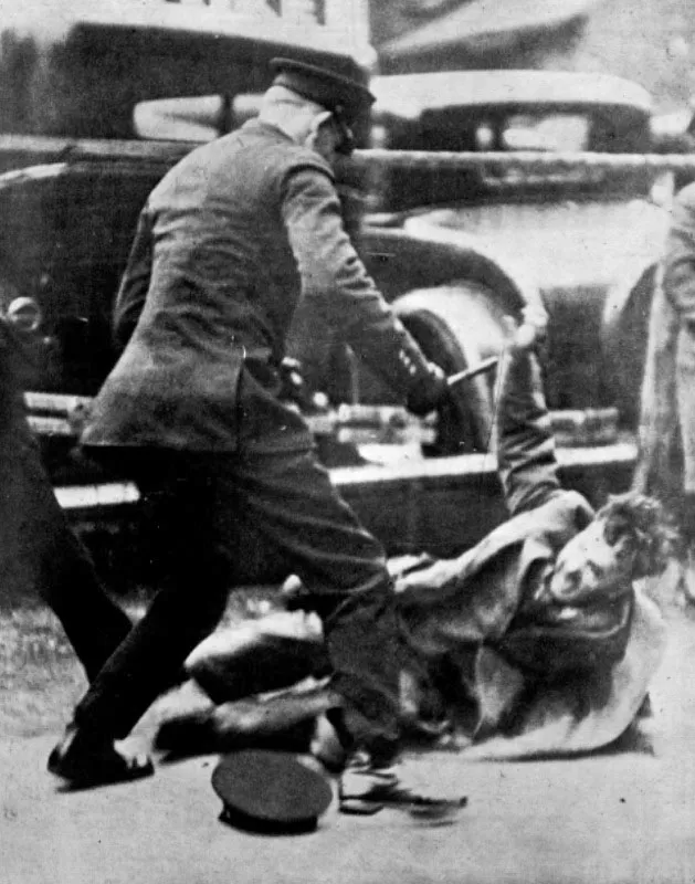 Policía agrede a un obrero durante una manifestación de trabajadores de la industria automoviliaria en Detroit, diciembre de 1931.