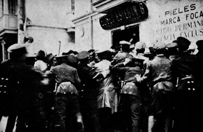 Escena del pánico financiero desatado por la quiebra del Banco López, julio de 1923. Intervención de la policía. Cromos, julio de 1923.