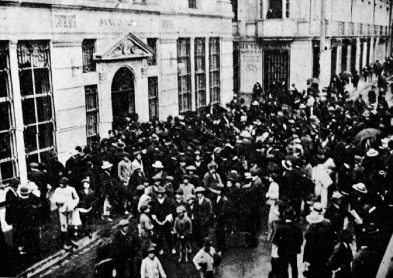 Escena del pánico financiero desatado por la quiebra del Banco López, julio de 1923. Tumulto frente al Banco. Cromos, julio de 1923.