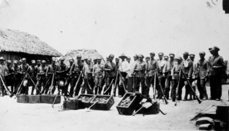Ejercito colombiano en Güepí, con armamento decomisado a las tropas peruanas.