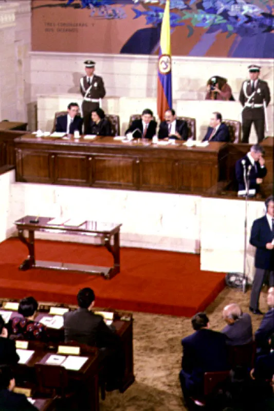 Proclamación de la nueva Constitución Política de Colombia, 4 de julio de 1991: Antonio Navarro Wolf, Ana Milena Muñoz de Gaviria, César Gaviria Trujillo, Horacio Serpa Uribe y Álvaro Gómez Hurtado.