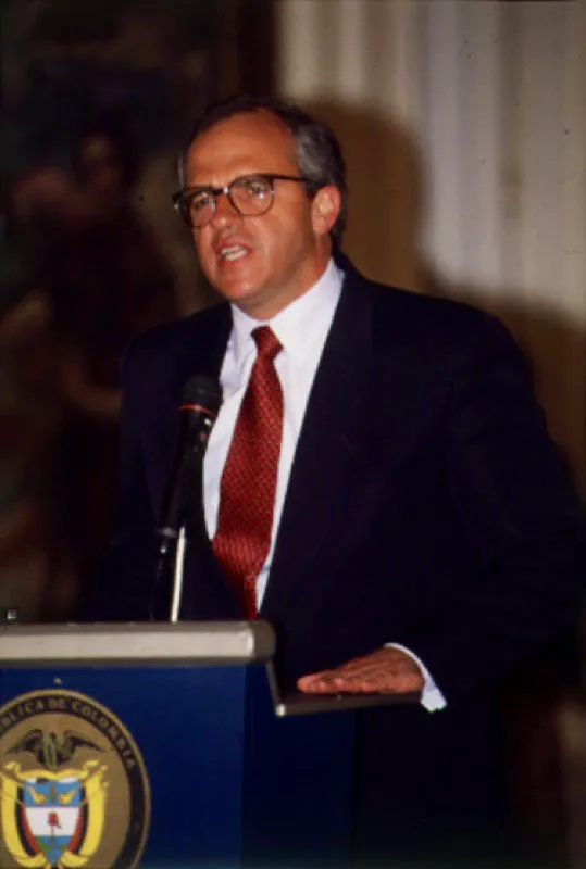 Ernesto Samper (1994-1998). Su gobierno redefinió los alcances de la apertura económica y se opuso a la política de revaluación de la tasa de cambio que la Junta Directiva del Banco de la República había iniciado desde principios de los años 90.