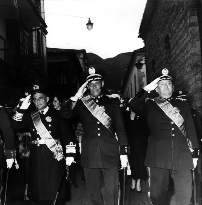 Tres miembros de la Junta Militar de Gobierno que asumi el poder el 10 de mayo de 1957: contraalmirante Rubn Piedrahita, general Rafael Navas Pardo, general Luis E. Ordoez. sta, puso en marcha un plan de estabilizacin macroeconmica, bajo el liderazgo de su ministro de Hacienda Antonio lvarez Restrepo. 