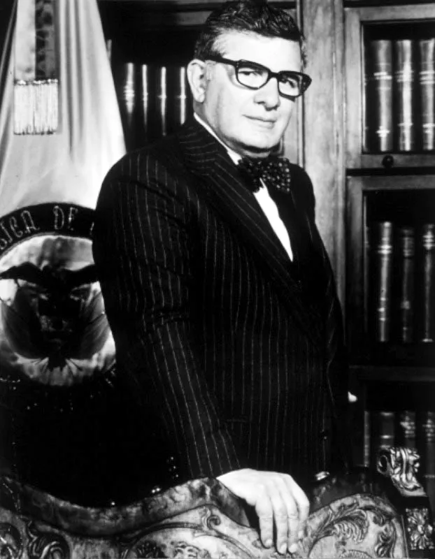 Presidente Julio César Turbay Ayala (1978-1982). A finales de su gobierno declinaron los precios internacionales del café y se puso de presente un nuevo desequilibrio en las finanzas públicas.
