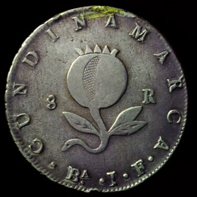 Monedas de la Gran Colombia: un real de plata, Bogot, 1821; ocho escudos de oro, Popayn, 1830. Las monedas de la Gran Colombia, reselladas, siguieron utilizndose en Venezuela y Ecuador una vez disuelta la Repblica.  