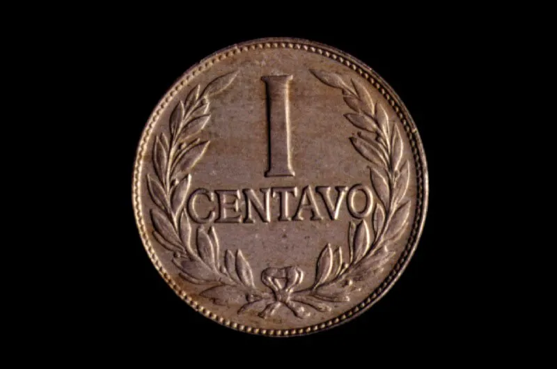 Moneda de I centavo emitida por la Tesorería General de la Nación. Debido a que durante la Segunda Guerra Mundial no fue posible importar níquel estas monedas se acuñaron en cobre prácticamente puro desde mitad de los años 40.