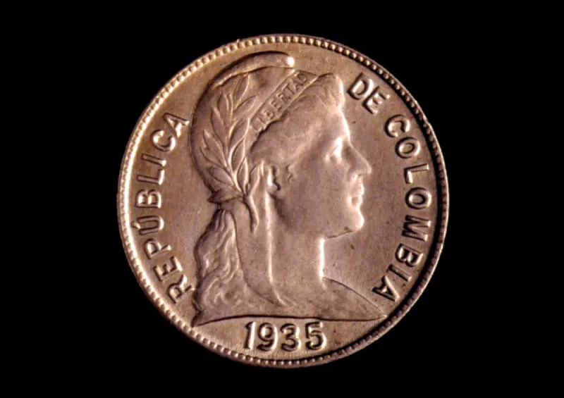 Moneda de I, II y V centavos emitida por la Tesorería General de la Nación. Debido a que durante la Segunda Guerra Mundial no fue posible importar níquel estas monedas se acuñaron en cobre prácticamente puro desde mitad de los años 40.
