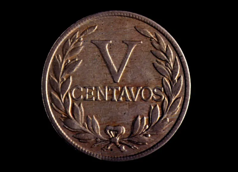 Moneda de V centavos emitida por la Tesorería General de la Nación. Debido a que durante la Segunda Guerra Mundial no fue posible importar níquel estas monedas se acuñaron en cobre prácticamente puro desde mitad de los años 40.