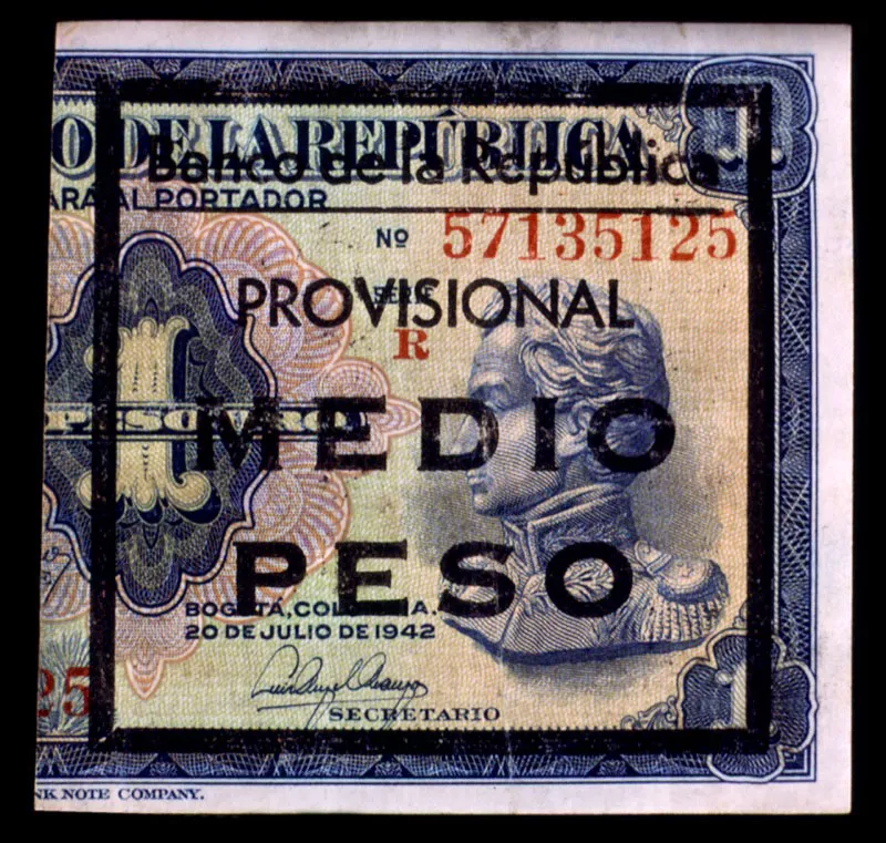 Billetes de medio peso partido. Debido a la escasez de moneda fraccionaria y ante la imposibilidad de importar el billete de medio peso durante la Segunda Guerra Mundial, el Banco de la Repblica parti por mitades el billete de un peso y lo resell para que circulara como equivalente a 50 centavos.
 