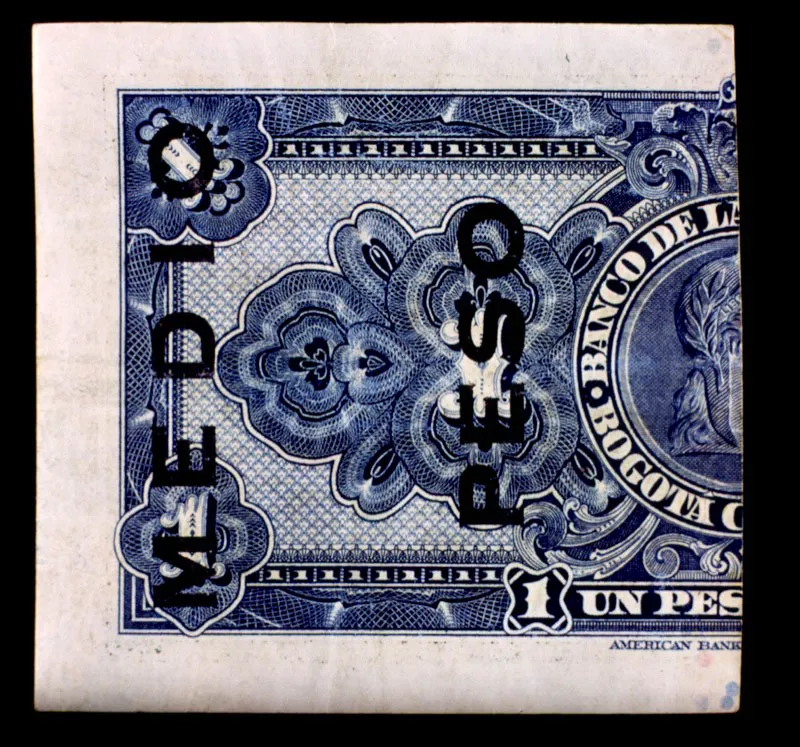 Billetes de medio peso partido. Debido a la escasez de moneda fraccionaria y ante la imposibilidad de importar el billete de medio peso durante la Segunda Guerra Mundial, el Banco de la República partió por mitades el billete de un peso y lo reselló para que circulara como equivalente a 50 centavos.