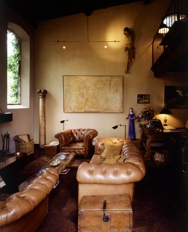 Tabio, Cundinamarca.
Casa en Tabio con una ventana a la manera colonial, con derrames y chaflanes. En ambos ejemplos abundan las antigüedades, las cuales tienden a dar un ambiente más tradicional a la arquitectura actual o a dar la sensación de galería de arte antiguo.
