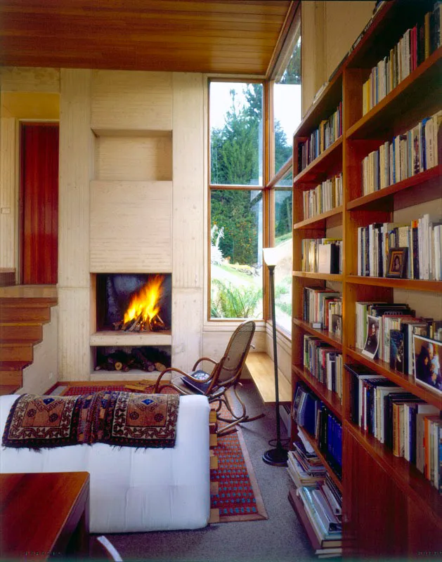 Torca, Cundinamarca.
En una casa no tradicional, un elemento poco frecuente en residencias de campo (o de ciudad): una biblioteca. Los libros también pueden tener un lugar en el campo.